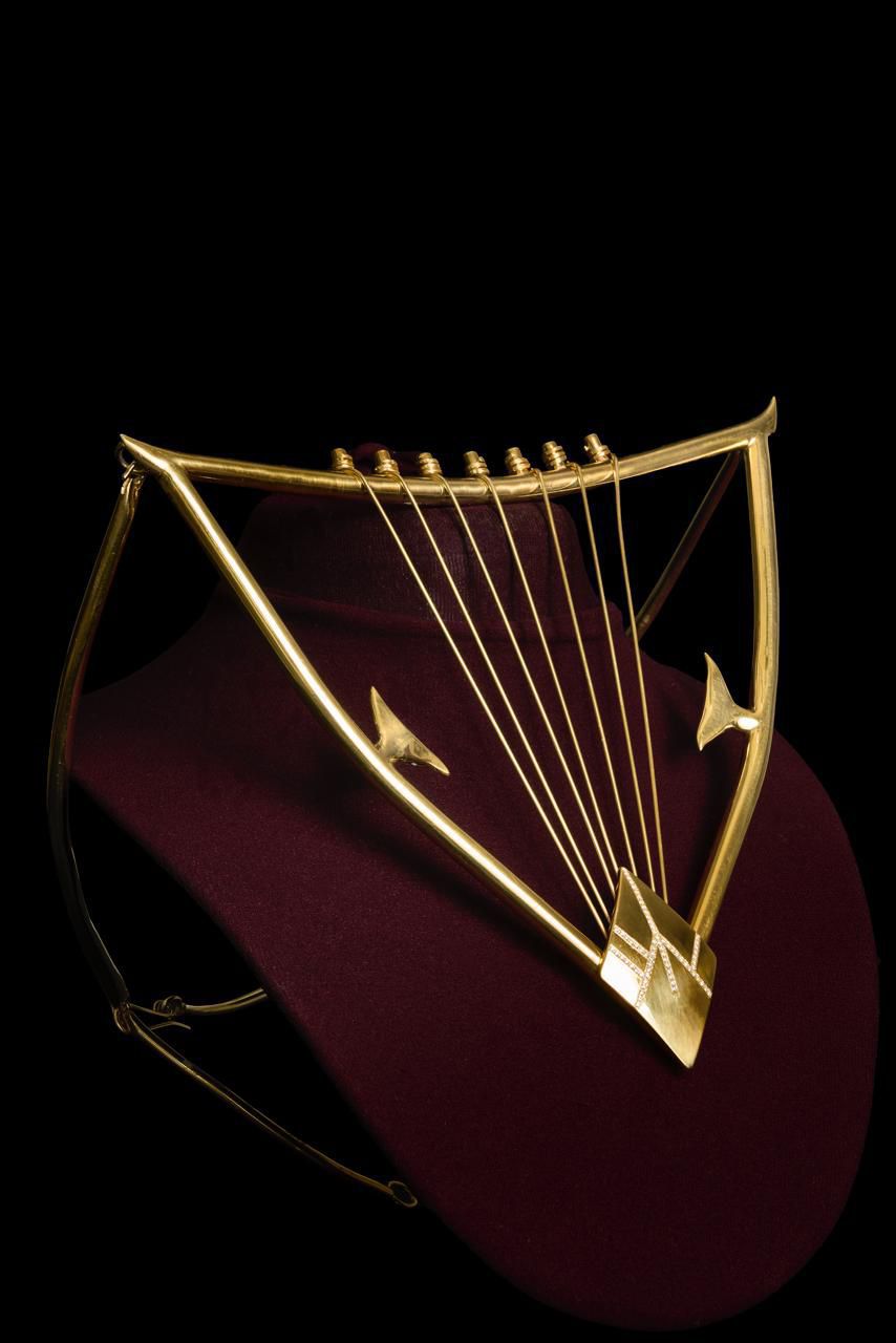 The Neck Lyre (angle)